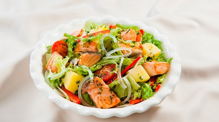 Salad rau củ với cá hồi