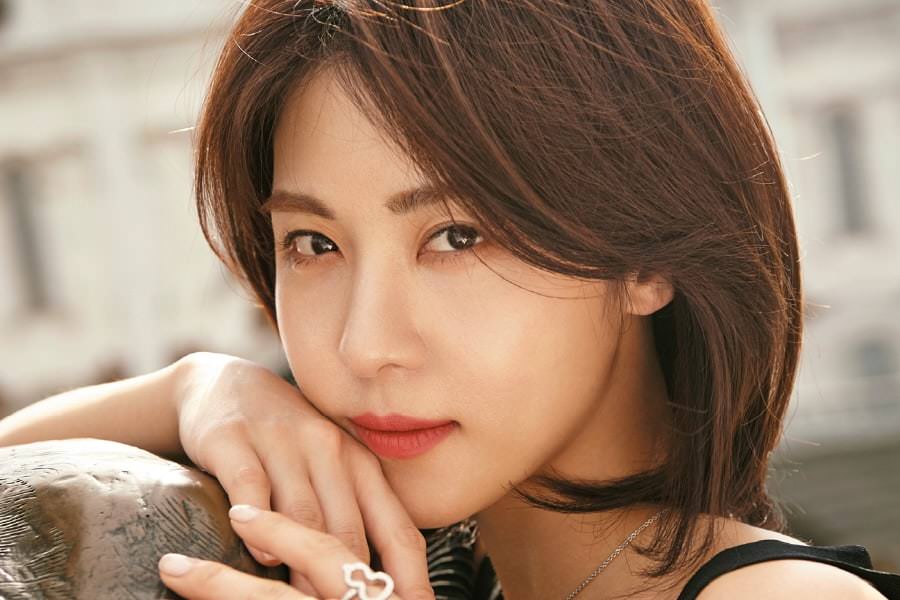 Nữ diễn viên Ha Ji Won nổi tiếng với tài năng diễn xuất và vẻ ngoài xinh đẹp
